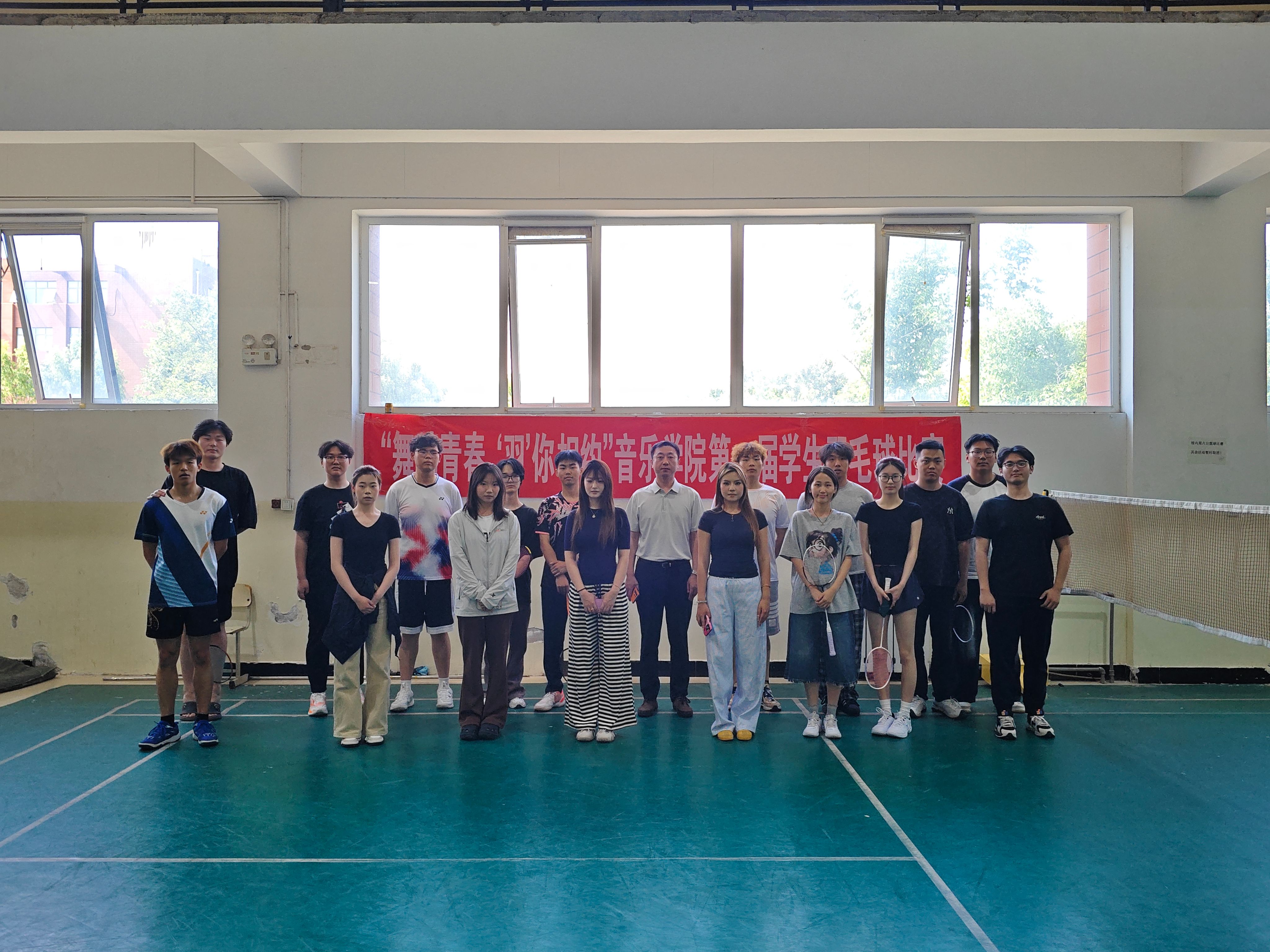 我院举办“舞动青春·羽你相约”学生羽毛球比赛